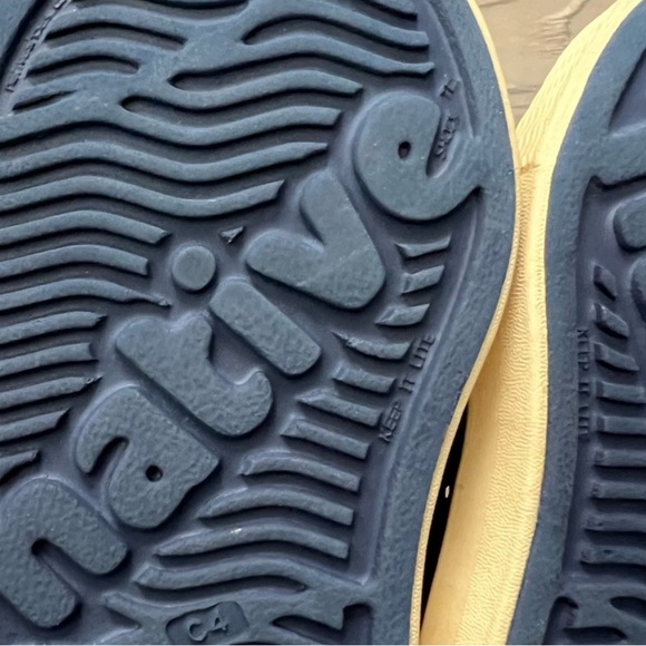 Native navy toddler shoes size 4 - Picture 3 of 6